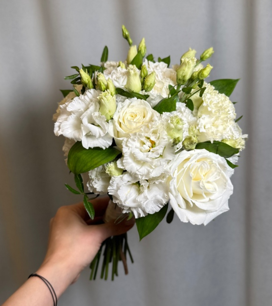Букет невесты из лизиантусов и пионовидных роз