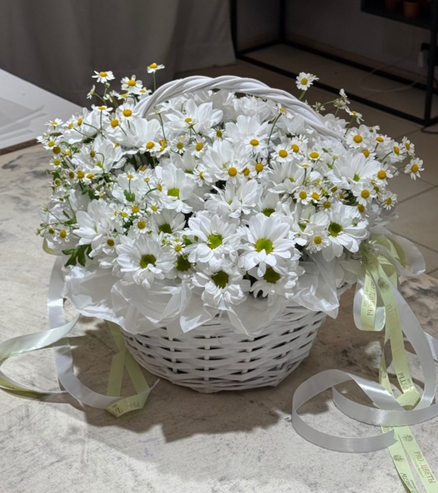 Корзина хризантемы и ромашки